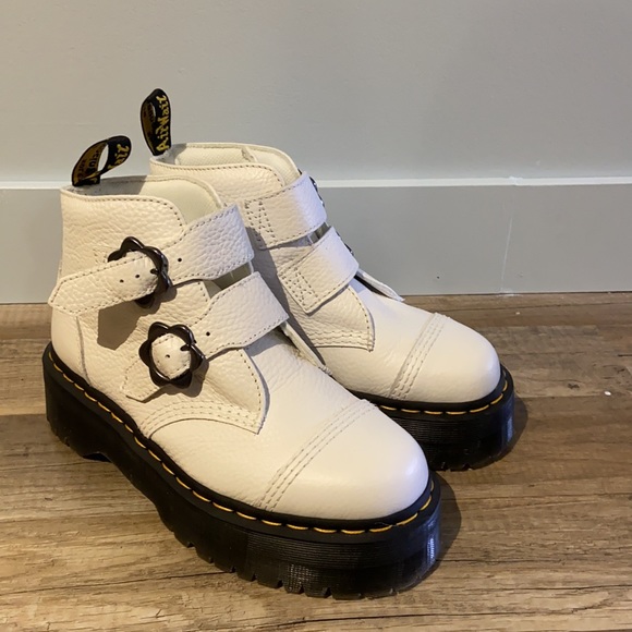 Dr. Martens Devon Heart Leather Platform Boots in white - Picture 2 of 2